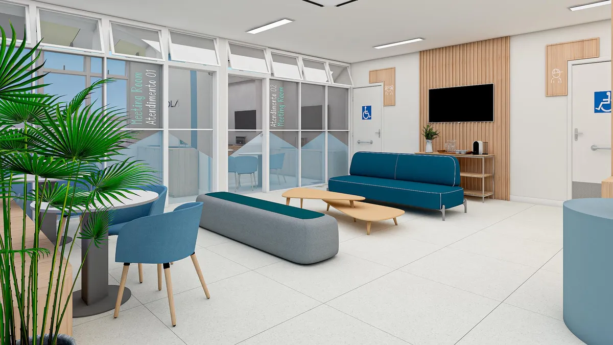 Perspectiva 3D de recepção com sofás azuis, poltronas, mesa de centro, televisão e jardim interno.