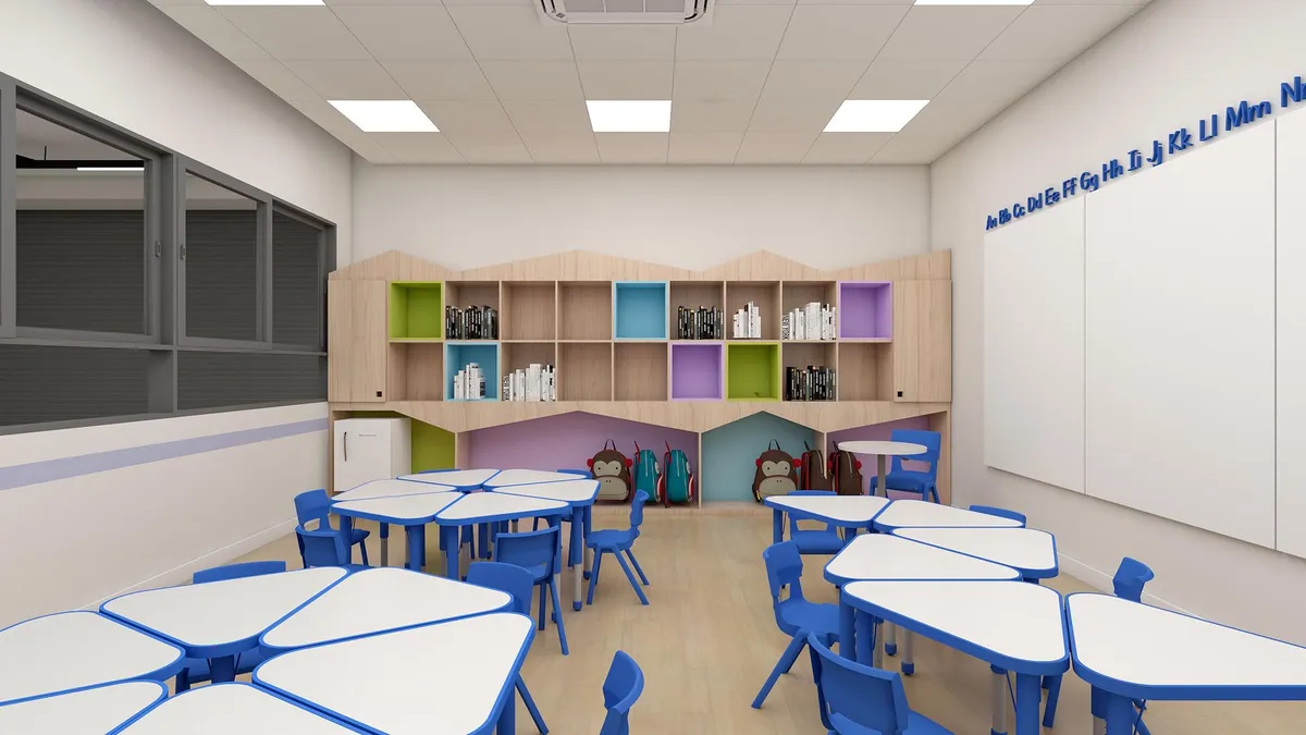 Perspectiva 3D de sala de aula com mesas brancas modulares, cadeiras azuis e estante de madeira com nichos coloridos.